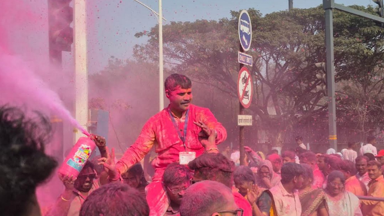 भोसरी परिसरात विजयाचा गुलाल; ढोल-ताशांच्या गजरात अन् दुचाकी रॅलीने परिसर दणाणला