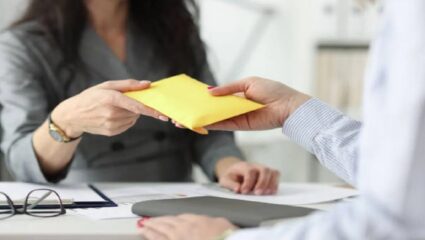 Bribe News : 7 हजाराची लाच घेणं भोवलं; शिरूर तालुक्यातील महिला तलाठ्याला रंगेहात पकडले