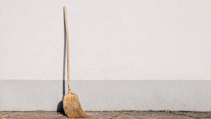 vastu Tips: वर्षाच्या पहिल्या महिन्यात झाडूशी संबंधित करा ‘हे’ उपाय, बदलेल तुमची आर्थिक स्थिती