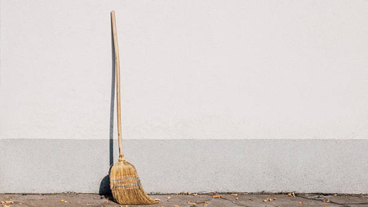 vastu Tips: वर्षाच्या पहिल्या महिन्यात झाडूशी संबंधित करा ‘हे’ उपाय, बदलेल तुमची आर्थिक स्थिती