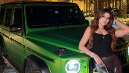 बॉलिवूड अभिनेत्री उर्वशी रौतेलाने खरेदी केली ‘या’ दोन आलिशान कार, किंमत वाचाल तर धडकीच भरेल