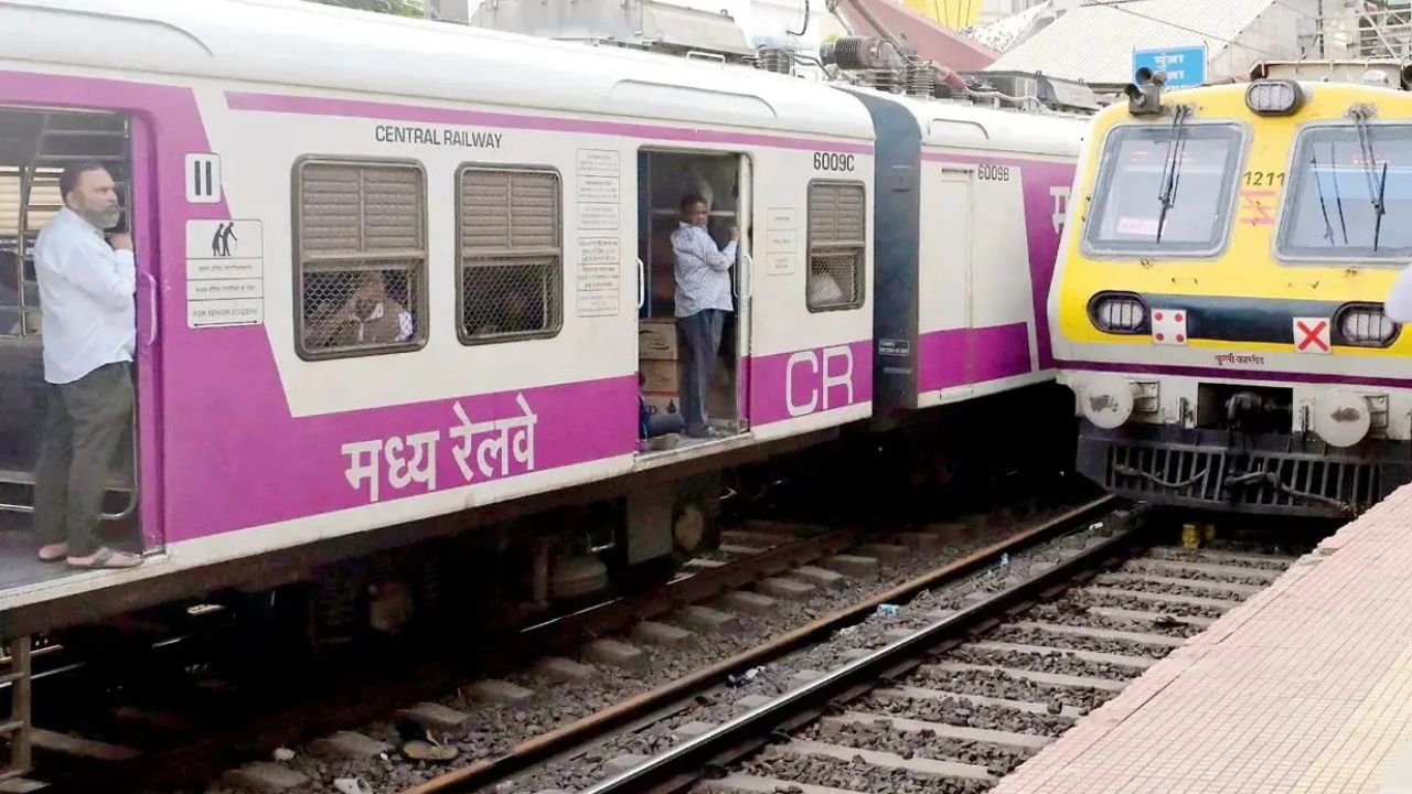 Central Railway :  ऐन गर्दीत लोकलचा खोळंबा! कळवा ते ठाणे स्थानकादरम्यान नाल्यातील कचऱ्याला आग लागल्याने रुळावर धुराचे लोट