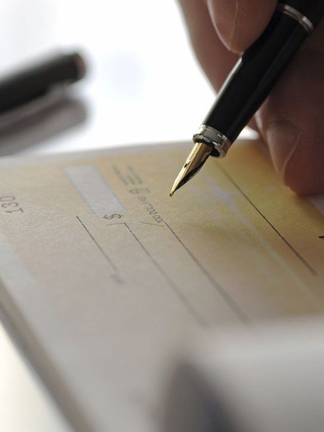 चेकच्या मागे सही करण्याचं कारण काय ?