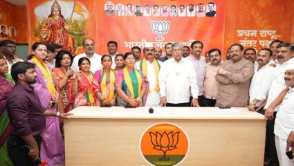 राष्ट्रवादीला मोठा धक्का; माजी आमदाराचा कार्यकर्त्यांसह भाजपमध्ये प्रवेश