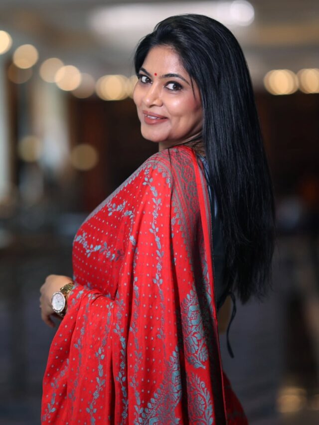 नजरेने तरुण होती घायाळ... श्वेता शिंदे!