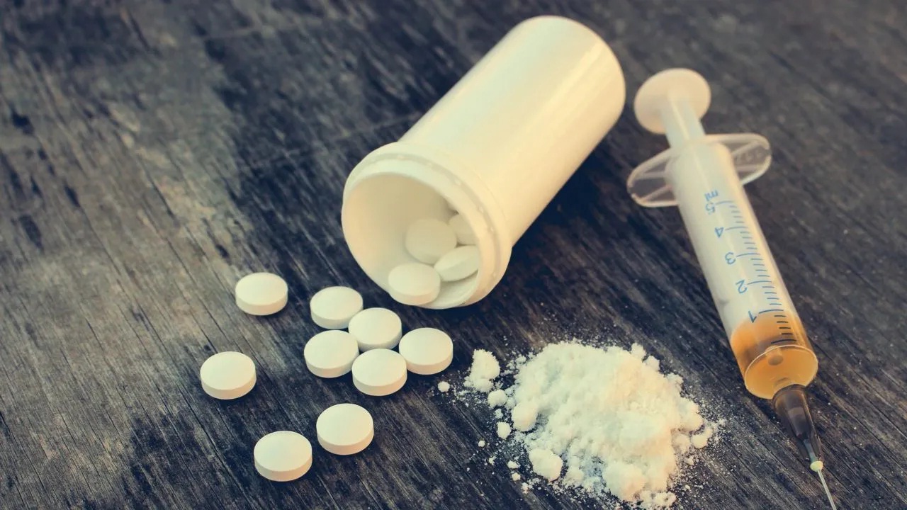 ड्रग्ज रॅकेटचा पर्दाफाश, पोलीसाचाही सहभाग; कोट्यवधीचा मुद्देमाल सापडला