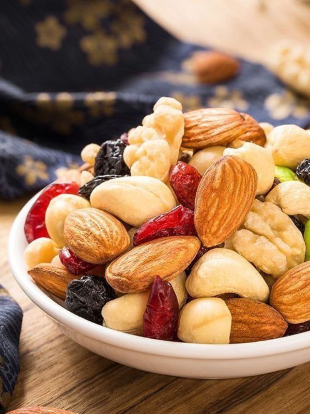 हिवाळ्यात रोज खा 'हा' सुकामेवा, कोरडी त्वचा होईल तुकतुकीत