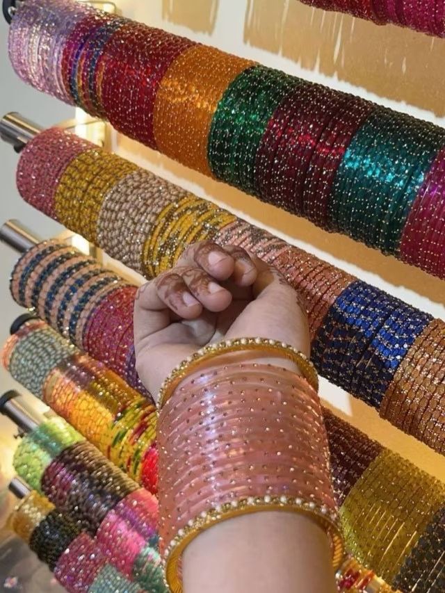 रेनड्रॉप बांगड्या सध्या आहेत ट्रेंडी, लेटेस्ट डिझाइन्स पाहा...