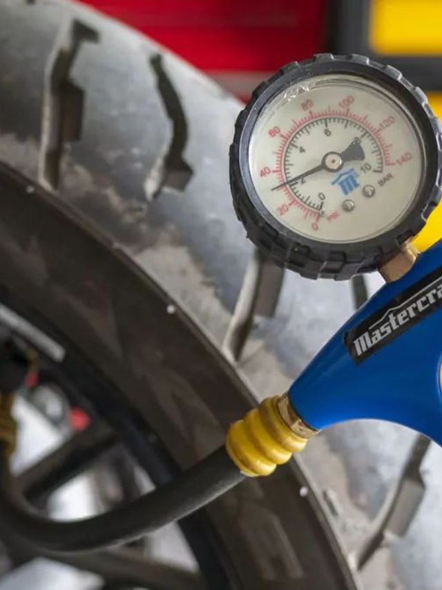 बाइकच्या एका टायरमध्ये हवा कमी, अपघाताला निमंत्रण...