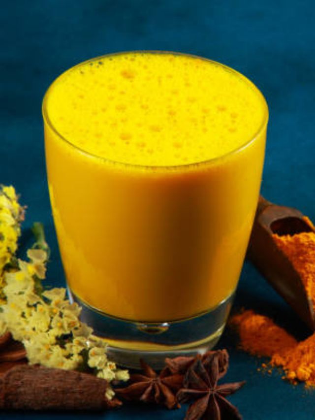 थंडीत रात्री दूध पिण्याचे फायदे जाणून घ्या..