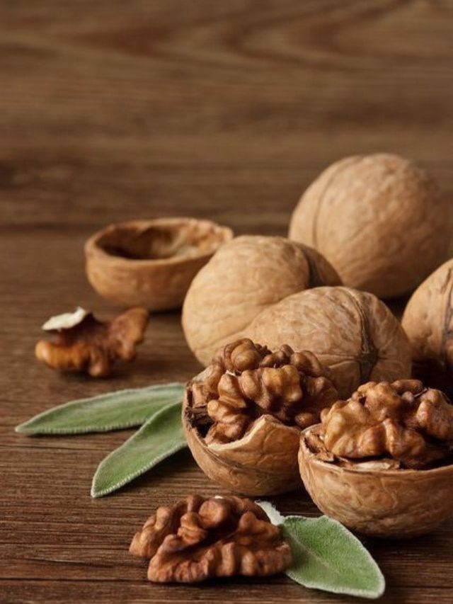 या व्यक्तींनी आक्रोड खाणं टाळावं...