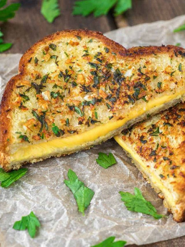 घरच्या घरी रेस्टॉरंट स्टाईल गार्लिक ब्रेड