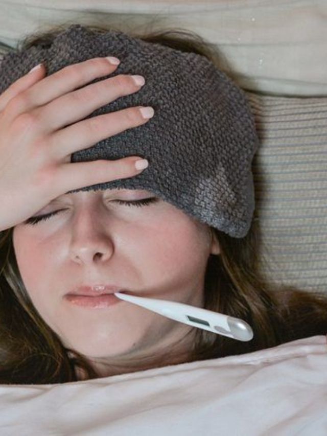 थंडीत आजारपणासून वाचण्यासाठी खा या गोष्टी