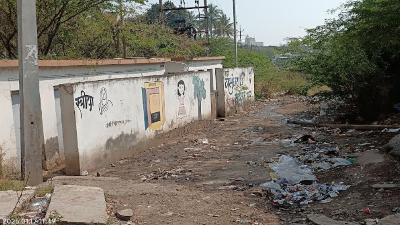 जत शहरातील सार्वजनिक स्वच्छतागृहांची दयनीय अवस्था, घाणीचे साम्राज्य; नागरिकांचा संताप