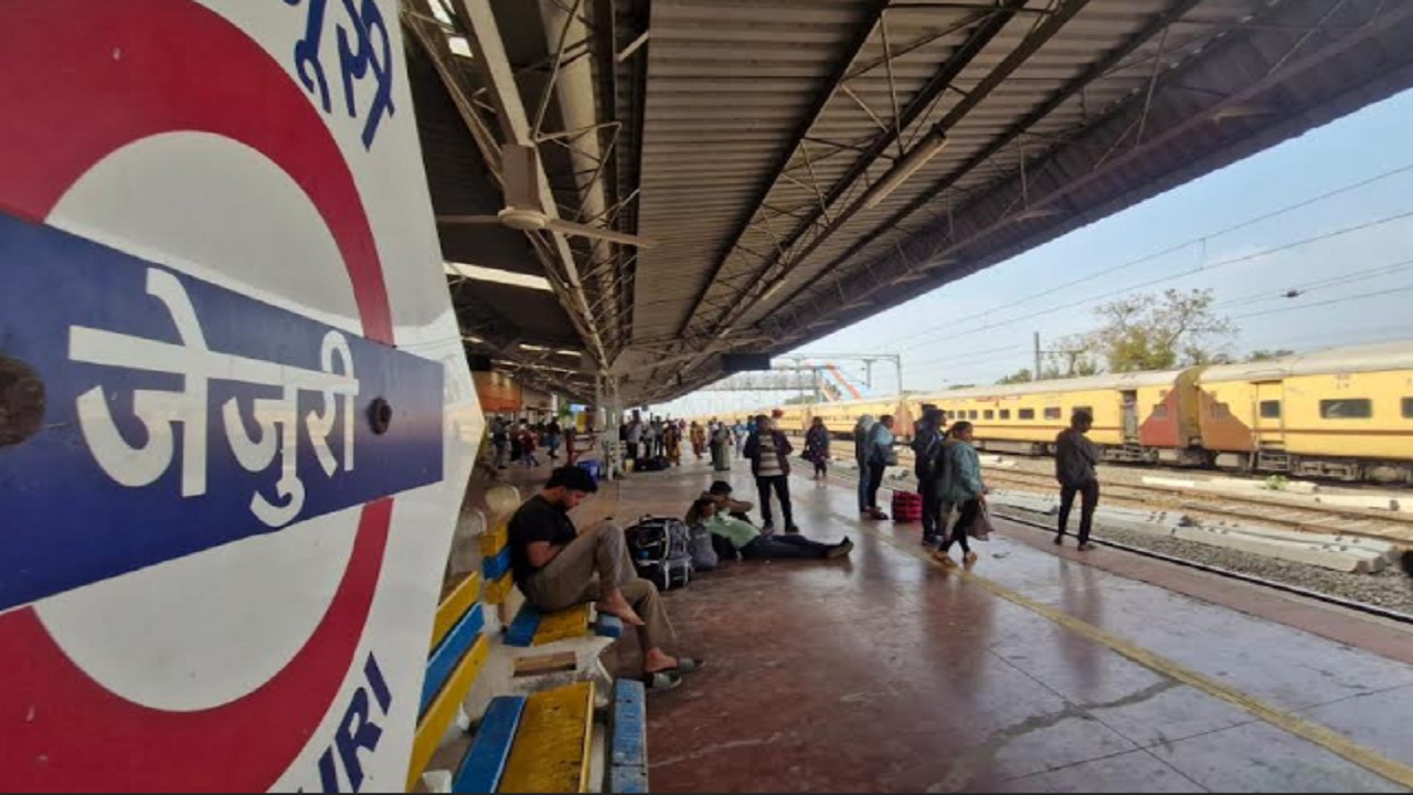 जेजुरी स्थानकावर लांब पल्ल्याच्या गाड्यांना थांबा द्या; प्रवासी संघटना अन् लोकप्रतिनिधी आक्रमक