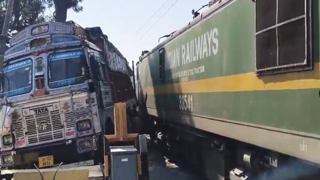 झारखंडमध्ये रेल्वेचा भीषण अपघात! रेल्वेची ट्रकला धडक, बॅरिकेड तोडून ट्रक गेला फरफटत