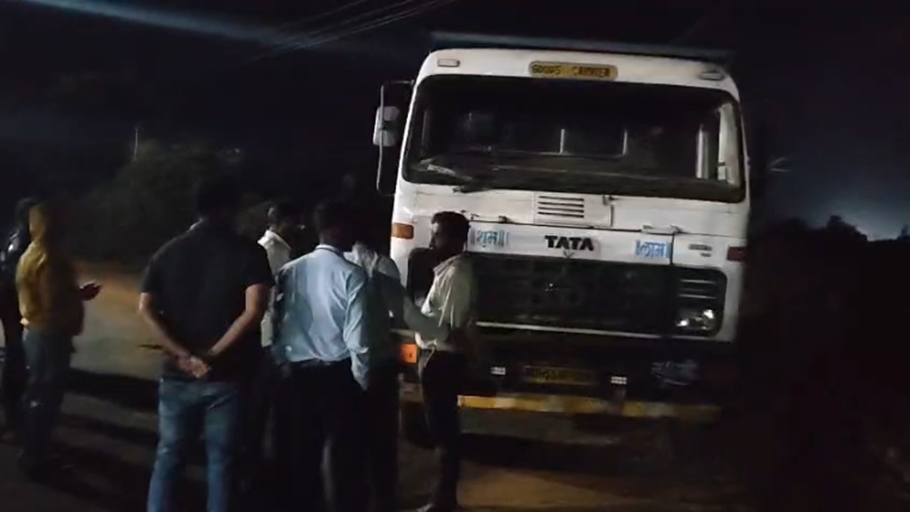 Karjat News : लाल मातीची कर्जत तालुक्यातून वाहतूक, महसूल विभागाकडून कारवाईचा बडगा