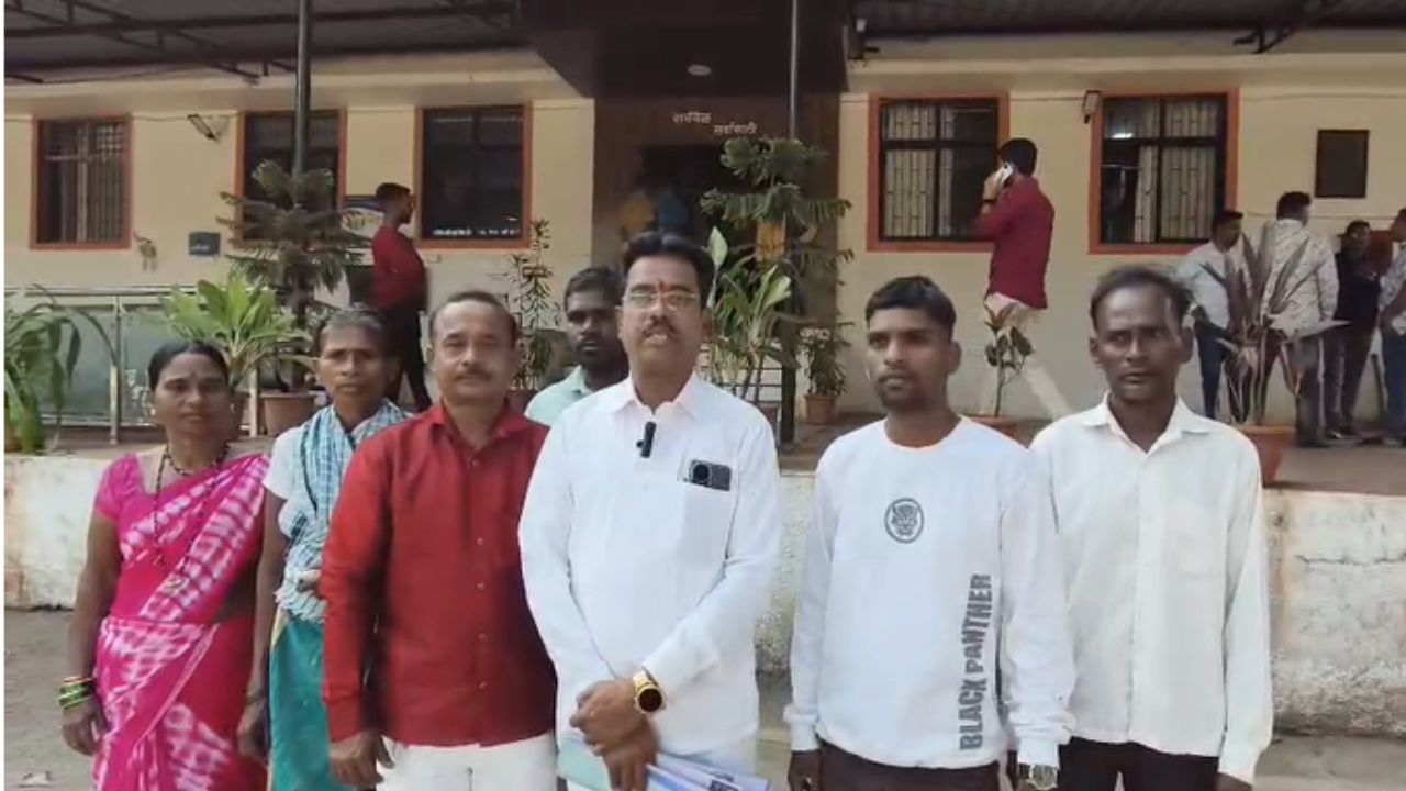 Karjat News : आदिवासींची फसवणूक करून जमिनीचे हस्तांतरण ; शेतकऱ्यांनी तहसीलदारांना दिले निवेदन
