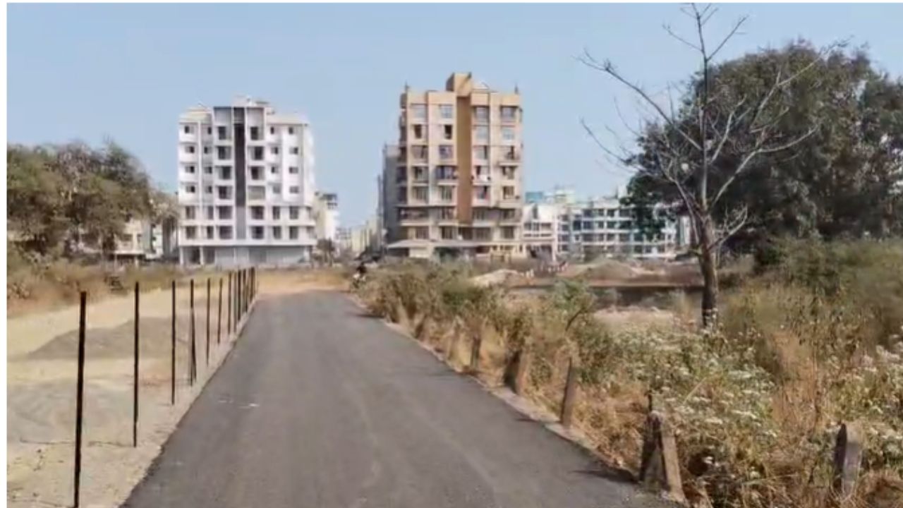 Karjat News : निकृष्ट दर्जाचे डांबरीकरण, गावकऱ्यांचे होतायत हाल; 5 वर्ष खितपत पडलेल्या रस्त्याची 15 दिवसात धूळधाण