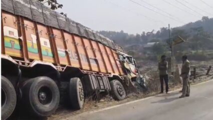 Karjat News : राष्ट्रीय महामार्ग रस्त्यावरील खड्ड्यांमुळे भीषण अपघात; रस्त्यांच्या दुरावस्थेवर प्रशासनाचं दुर्लक्ष