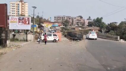 Karjat News : सार्वजनिक बांधकाम विभागाचा निष्काळजीपणा; सात महिने गावातील पूल वाहतुकीसाठी बंद
