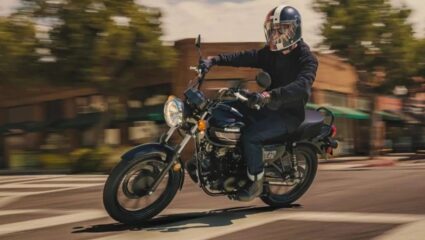 बाईक प्रेमींनो ही संधी सोडू नका! फक्त 1.13 लाखात मिळतेय Kawasaki ची सर्वात स्वस्त बाईक, मायलेज तर एकदम भारी