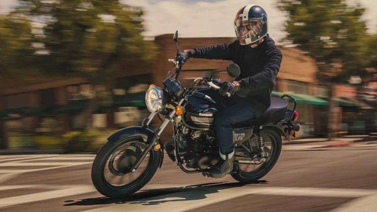 बाईक प्रेमींनो ही संधी सोडू नका! फक्त 1.13 लाखात मिळतेय Kawasaki ची सर्वात स्वस्त बाईक, मायलेज तर एकदम भारी