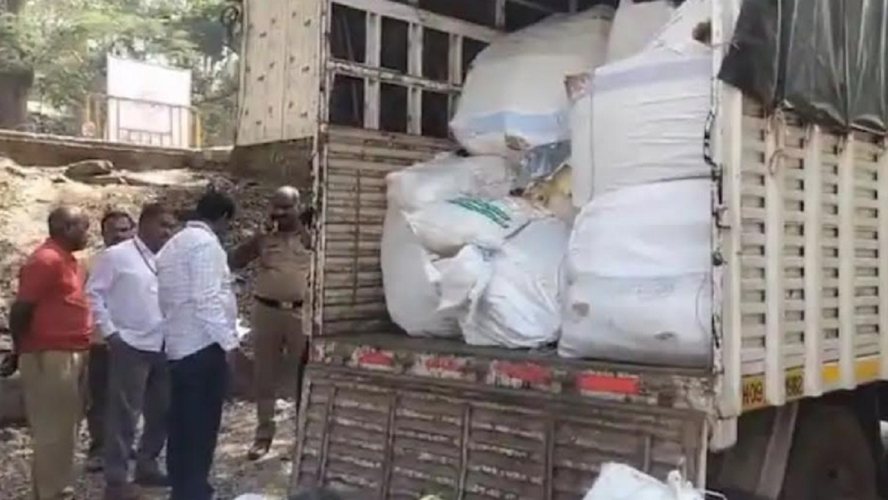 कोल्हापुरात पाच लाखांच्या साड्या जप्त; ZP निवडणुकीत महिला मतदारांना आमिष?