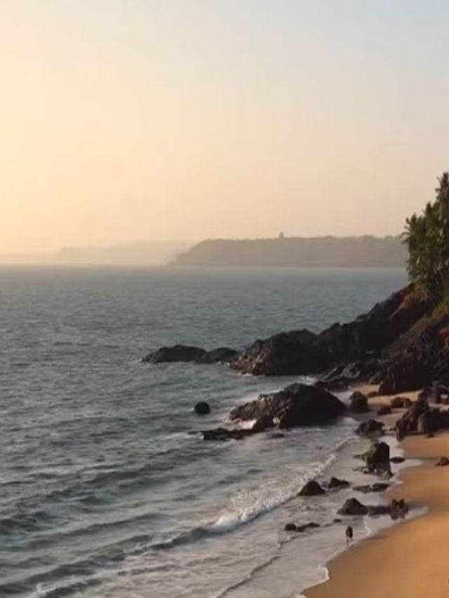 गुहेत अडकतात लाटा अन्... कोकणातील सहस्यमय समुद्रकिनारा