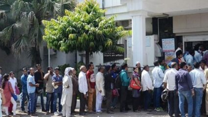 Chandrapur News: डिजिटल युग तरीही बँकेत रांगा! प्रशिक्षणाच्या अभावामुळे वृद्ध व अशिक्षित ग्राहक अडचणीत