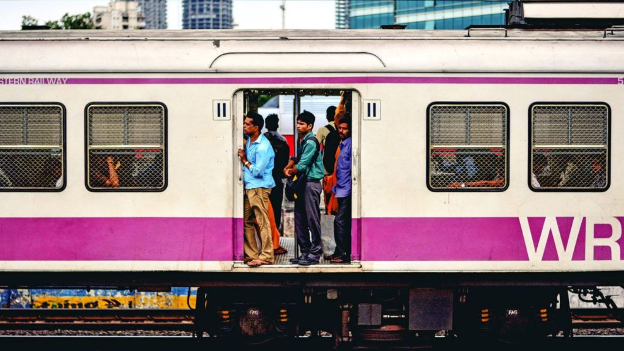 Mumbai News: आयआयटी प्रकाशित करणार मुंबई लोकलवरील अहवाल, अनेक महत्त्वाच्या बाबींनी वेधलं लक्ष
