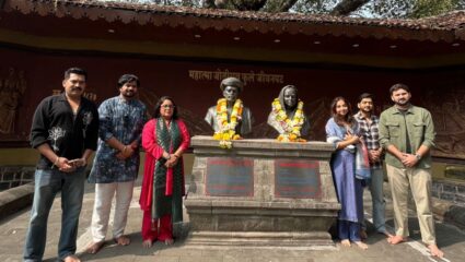 Savitribai Phule Jayanti : ‘क्रांतिज्योती विद्यालय – मराठी माध्यम’चित्रपटाच्या टीमकडून जयंतीनिमित्त सावित्रीबाई फुले यांना अभिवादन