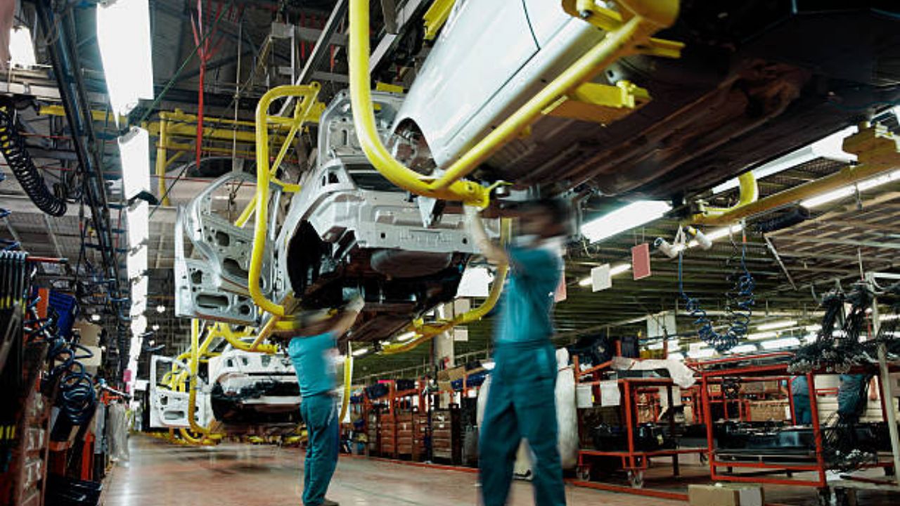 ‘या’ ऑटो कंपनीमुळे गुजरातची लॉटरी निघाली! 35 हजार कोटींची गुंतवणूक अन् 12000 नोकऱ्या..