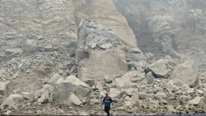 Odisha stone quarry explosion : ओडिसामध्ये परवानगीशिवाय सुरु होती दगड खाण; भीषण स्फोट झाल्याने कामगार जमिनीखाली..