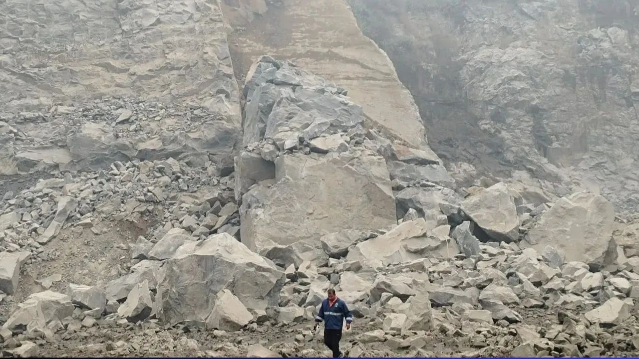 Odisha stone quarry explosion : ओडिसामध्ये परवानगीशिवाय सुरु होती दगड खाण; भीषण स्फोट झाल्याने कामगार जमिनीखाली..