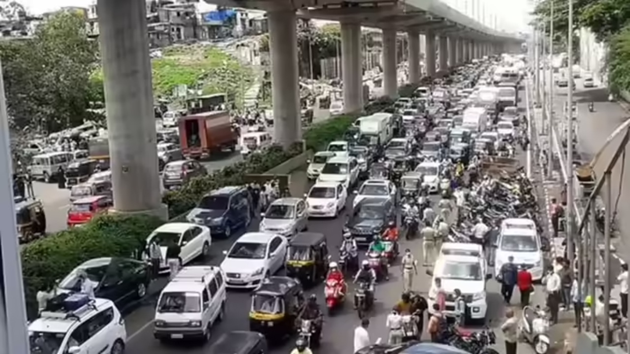 जोगेश्वरी-विक्रोळी लिंक रोडवर मोठी वाहतूक कोंडी, ६० फूट खोल दरीवर बांधलेल्या पुलाचे रेलिंग तुटले