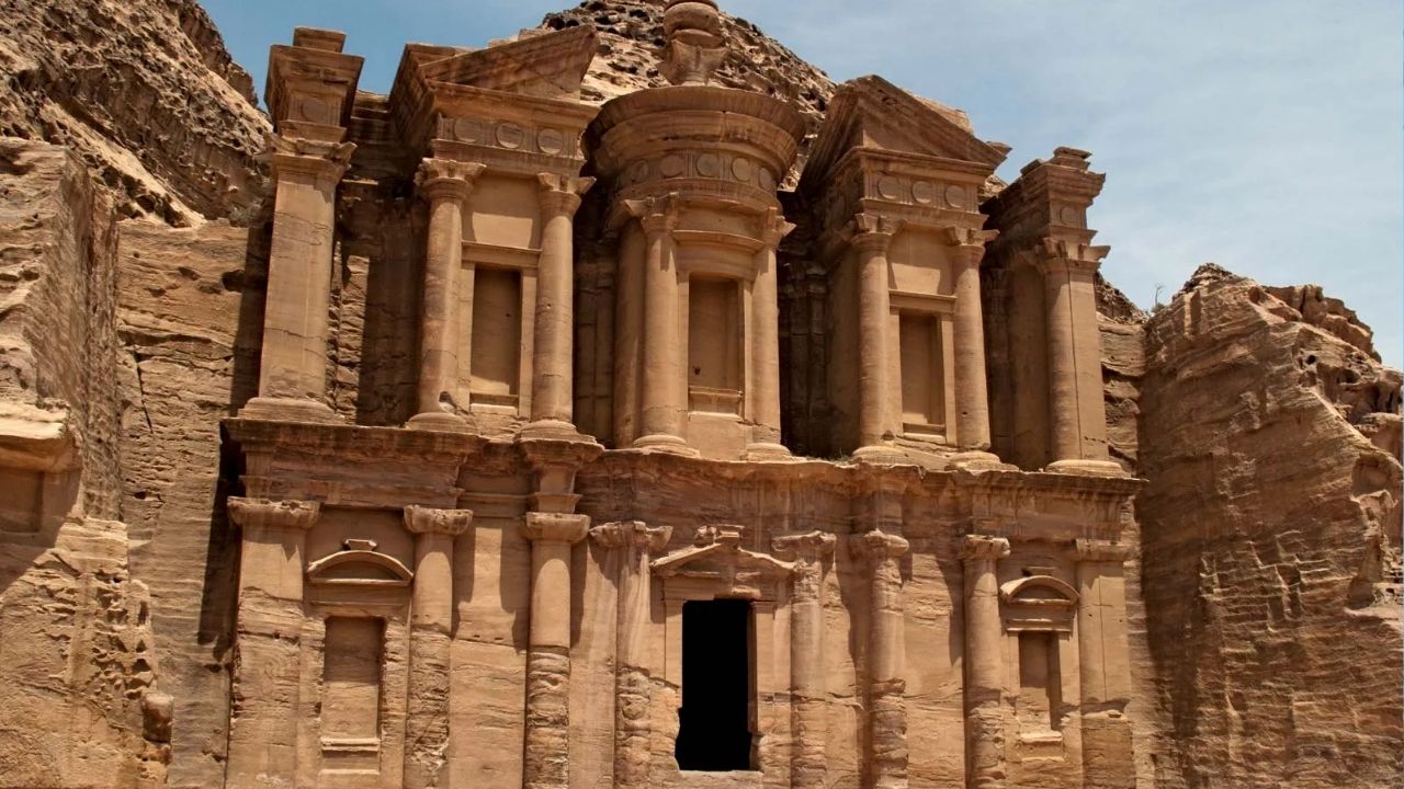 त्या शहरात कातळात कोरलेल्या अनेक खोल्या असतात, जे बघताच क्षणी एका शवगृहाची आठवण करून देते, कदाचित तेथे मेलेल्या माणसांचे शव ठेवण्यात येत असावे.