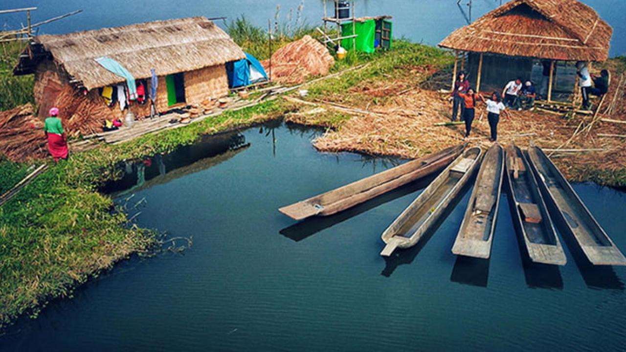 या तलावात 'केबुल लामजाओ' (Keibul Lamjao) नावाचे राष्ट्रीय उद्यान आहे. हे जगातील एकमेव तरंगते राष्ट्रीय उद्यान आहे. हे उद्यान 'सांगाई' (Sangai) नावाच्या दुर्मिळ हरणाचे शेवटचे नैसर्गिक निवासस्थान आहे. हे हरीण फुमडीवर चालताना डोलते, म्हणून याला 'डान्सिंग डिअर' असेही म्हणतात.