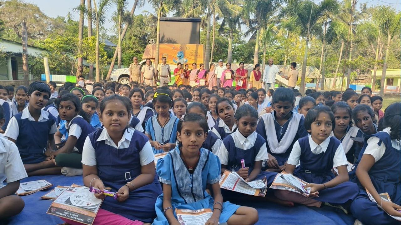 जवळा बाजार जि.प. शाळेत शिक्षकाची जागा रिक्त; ४ वर्गांसाठी ३ शिक्षक, पंचायत समितीत भरली विद्यार्थ्यांची शाळा