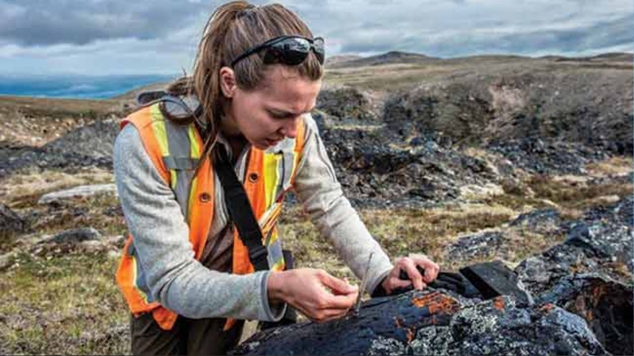 जिओलॉजिस्टमध्ये करिअरचे विविध पर्याय, निसर्गाच्या सान्निध्यात काम करण्याची संधी