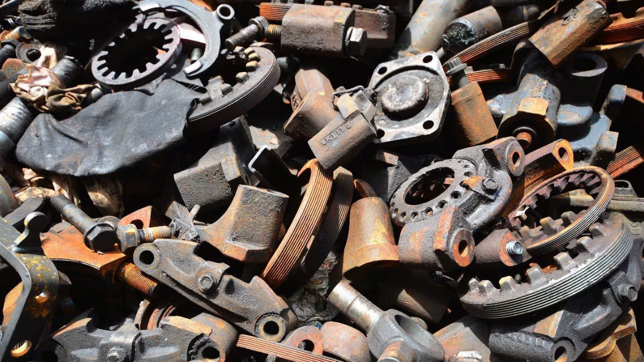 लोखंड असो वा धातू, खिशात ठेवून फिरलात तर नकारत्मक ऊर्जा जवळ येत नाही असे पूर्वीचे लोकं म्हणत. पोलिसांच्या बेल्टमध्येदेखील पाच धातूंचा वापर केलेला असतो त्यामुळे त्यांनाही वर्दीत असा काही त्रास जाणवत नाही. 