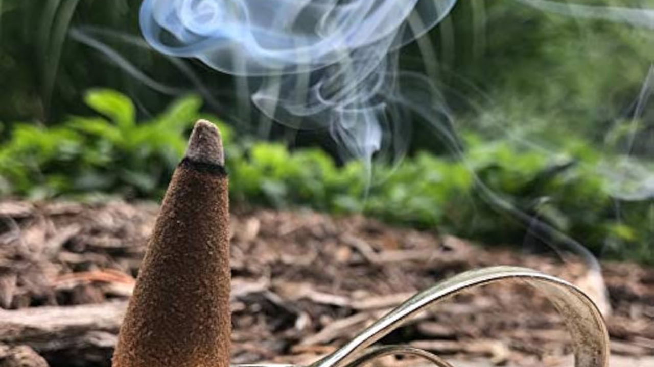 कापूर आणि धूपदेखील सकारात्मक उर्जेला आकर्षित करतं. घरासमोर रांगोळीही याच कारणामुळे काढली जाते, असे लोकांचे म्हणणे आहे. 