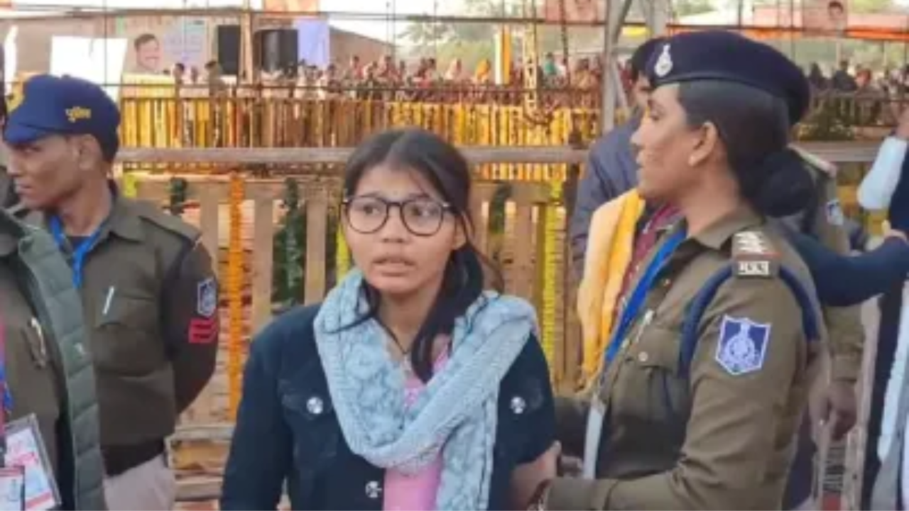 शिक्षणासाठी युवतीची तळमळ! मुख्यमंत्र्यांना घातली साद; “मी गरीब आहे…”