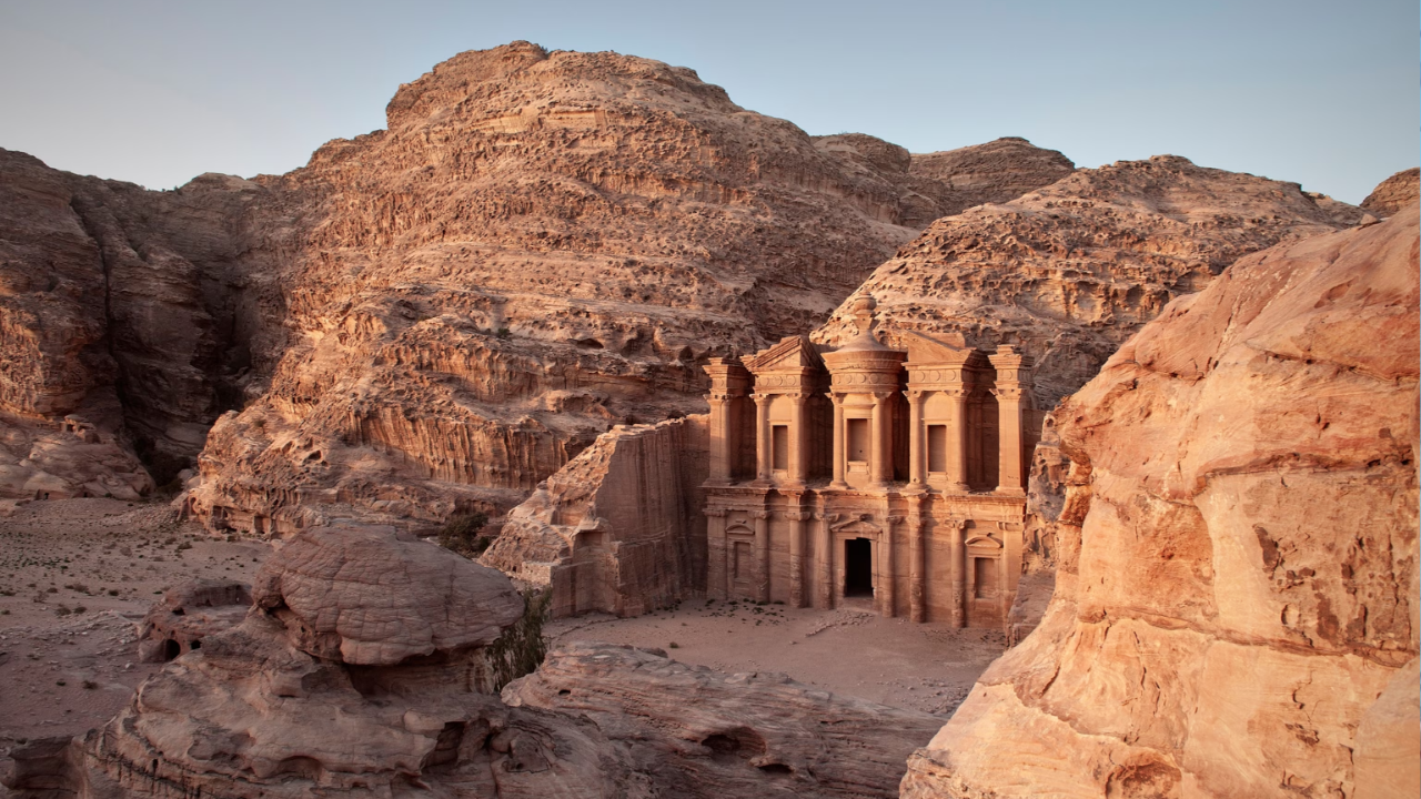 त्याच्या समोर जवळजवळ दीडशे फुटी उंच कातळात कोरलेले महाद्वार असते. तिथे जे शहर वास्तव्यास असते, ती दोन हजार वर्षांपूर्वी तेथील लोकांची विचार करण्याची शक्ती अंदाज लावण्याच्या पलीकडची असते.