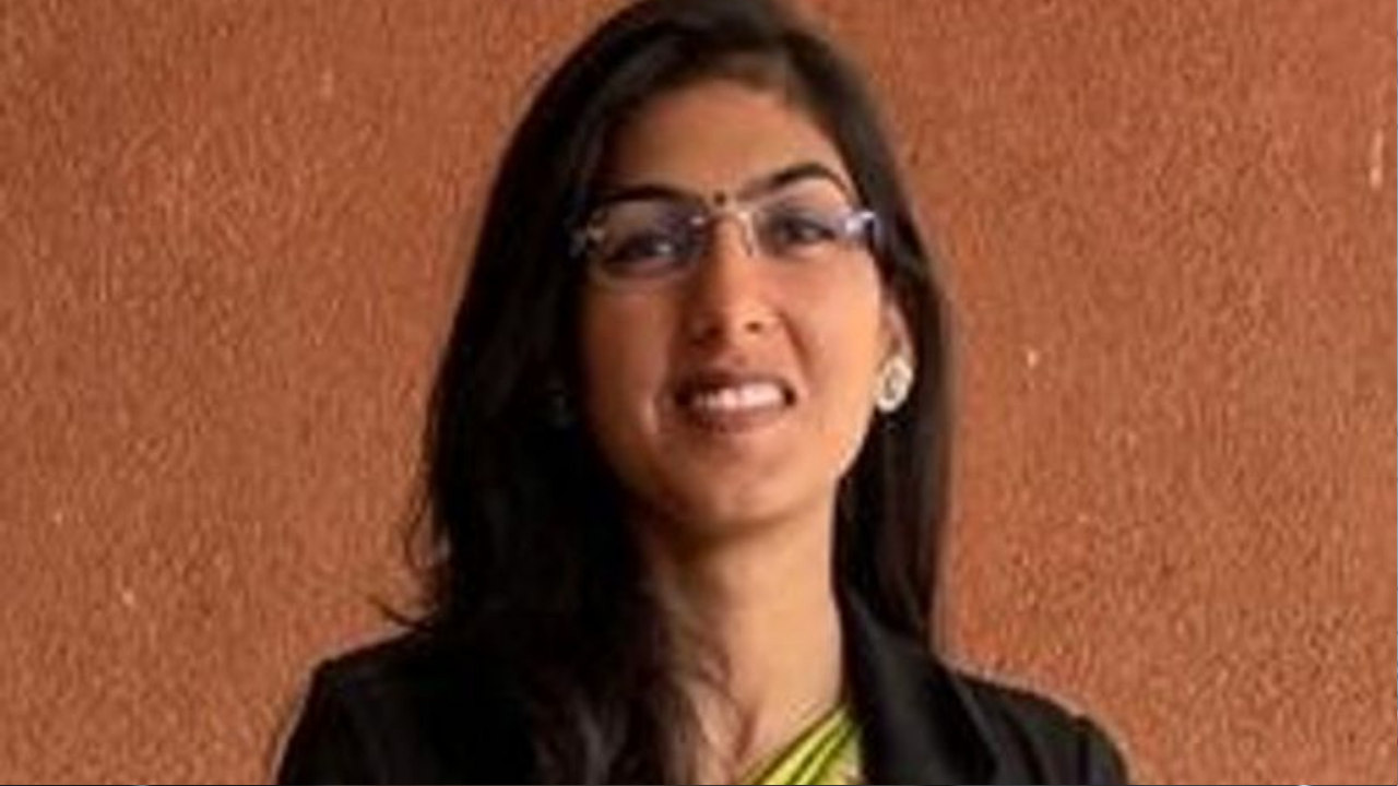 IAS देवयानी यादवने कशी स्पर्धा परीक्षा केली पार? दृढनिश्चयाने मिळविले यश