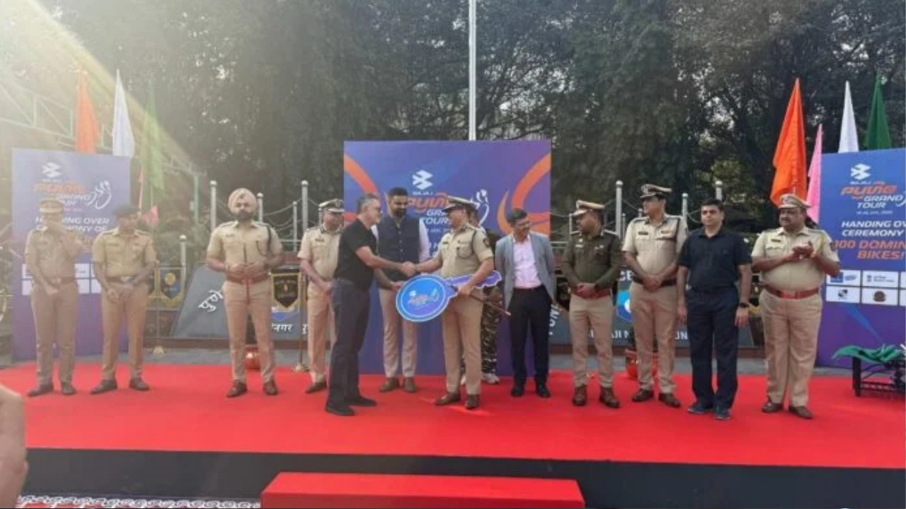 बजाज ऑटोकडून पुणे पोलीस दलासाठी विशेष बाईक्स! सानुकूलित केलेली डोमिनार केली सादर