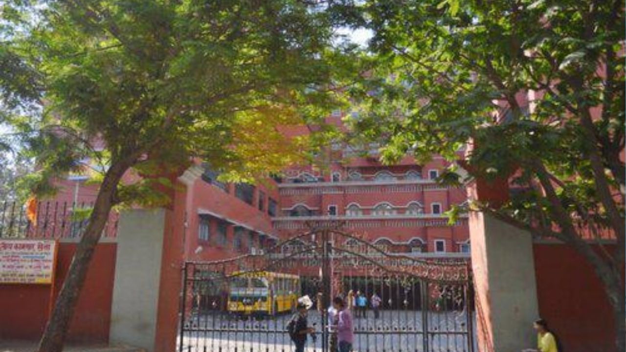 मुंबईतील शाळेत प्रजासत्ताक दिनाचा उत्साह! देशभक्तीच्या रंगात रंगला कांदिवलीची सेंट लॉरेन्स हायस्कूल