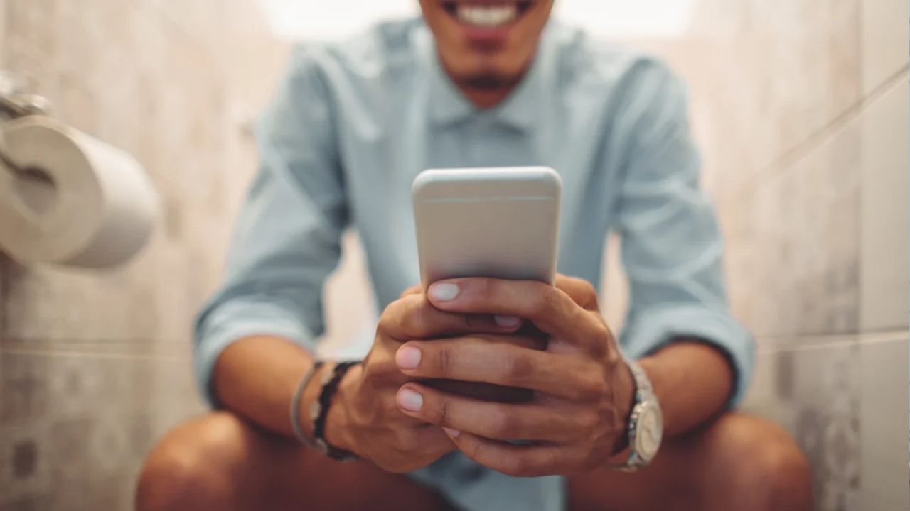 टॉयलेटमध्ये वापरताय स्मार्ट फोन! Smart बना आणि ‘हे’ करा, वेळीच बदल सवय