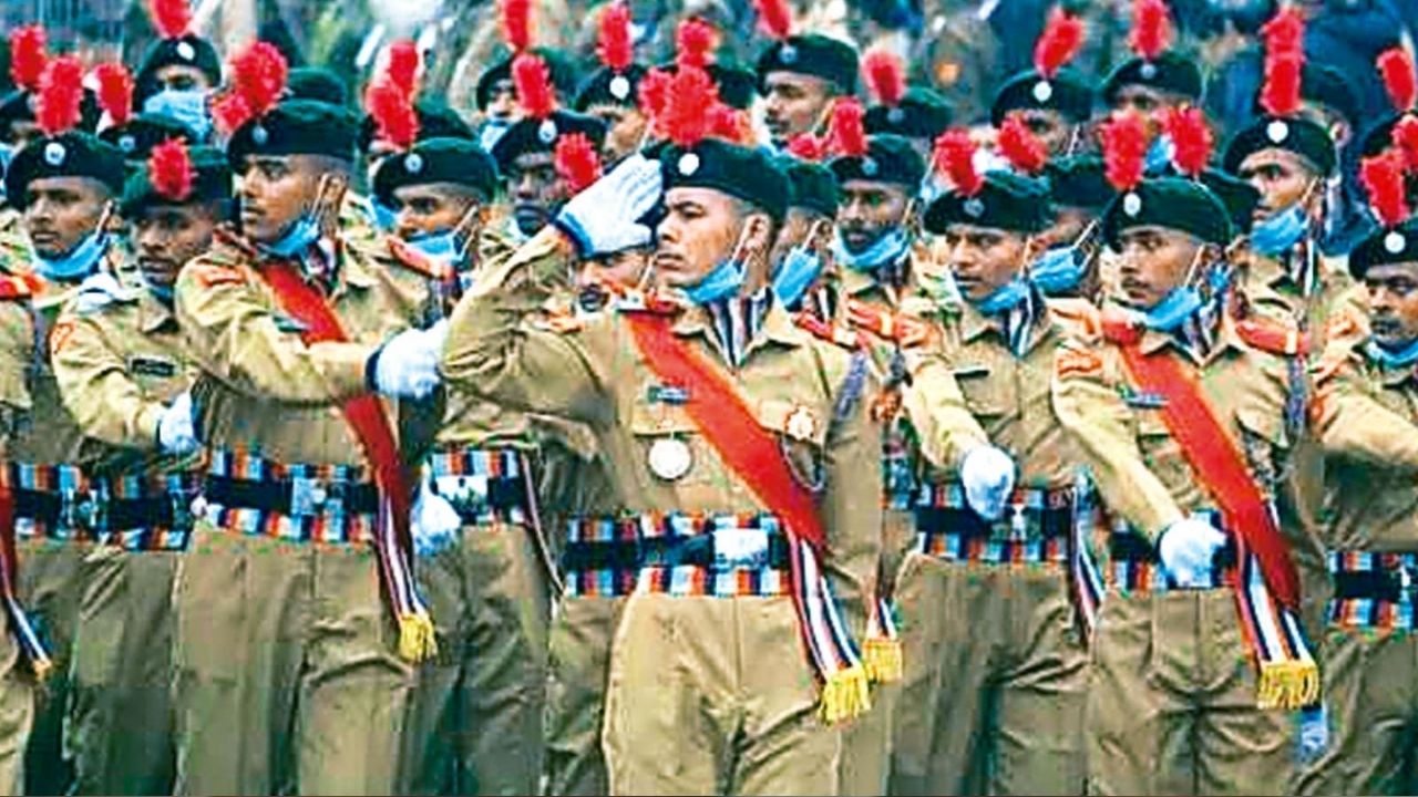 गांधी बालमंदिरमध्ये छात्र सेना दिन! विद्यार्थ्यांनी दिमाखदार संचलन करून NCC ध्वजास दिली मानवंदना