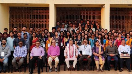 Washim News : विद्यार्थ्यांनी जाणली गडकिल्यांची माहिती! शिवाजी महाविदयालयाची शैक्षणिक सहल